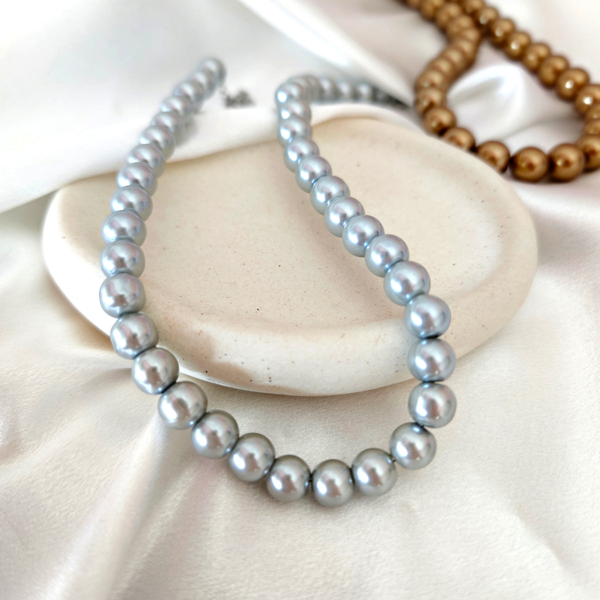 Lustre silver-tone necklace with round pearlescent beads