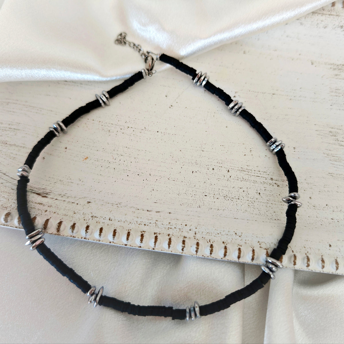 Unisex necklace with silver-tone hematite pebble beads and black disc beads, 45 cm with 5 cm extension
